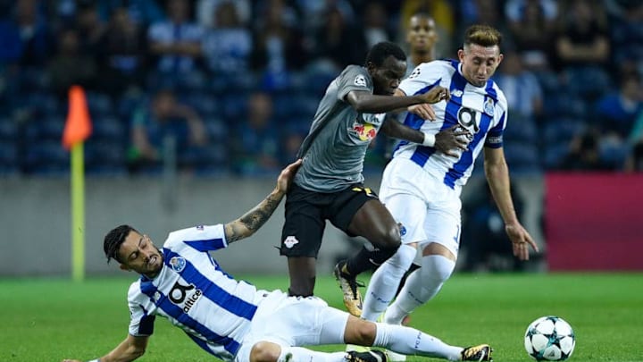 PORTO, PORTUGAL - NOVEMBER 01: Alex Telles (L) and Hector Herrera (R) of FC Porto competes for the ball with Bruma of RB Leipzig during the UEFA Champions League group G match between FC Porto and RB Leipzig at Estadio do Dragao on November 1, 2017 in Porto, Portugal. (Photo by Octavio Passos/Getty Images)