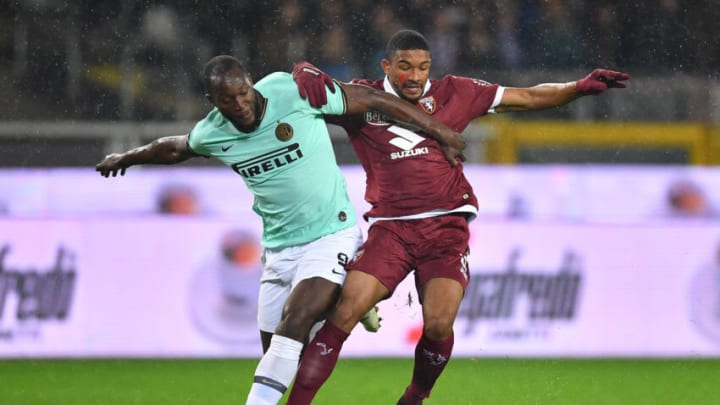 TURIN, ITALY - NOVEMBER 23: Gleison Bremer (R) of Torino FC is challenged by Romelu Lukaku of FC Internazionale during the Serie A match between Torino FC and FC Internazionale at Stadio Olimpico di Torino on November 23, 2019 in Turin, Italy. (Photo by Valerio Pennicino/Getty Images)