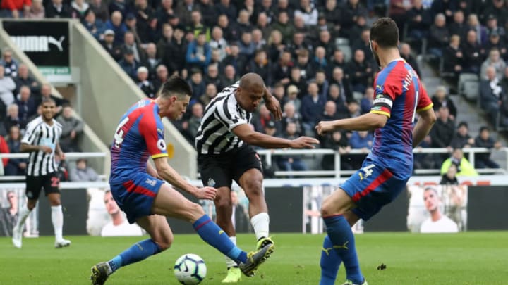 NEWCASTLE UPON TYNE, ENGLAND - APRIL 06: Salomon Rondon of Newcastle United is challenged by Martin Kelly of Crystal Palace during the Premier League match between Newcastle United and Crystal Palace at St. James Park on April 06, 2019 in Newcastle upon Tyne, United Kingdom. (Photo by Ian MacNicol/Getty Images)
