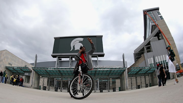 EAST LANSING, MI – SEPTEMBER 12: A fan looks for tickets ahead of the game between the Oregon Ducks and Michigan State Spartans at Spartan Stadium on September 12, 2015 in East Lansing, Michigan. (Photo by Streeter Lecka/Getty Images)