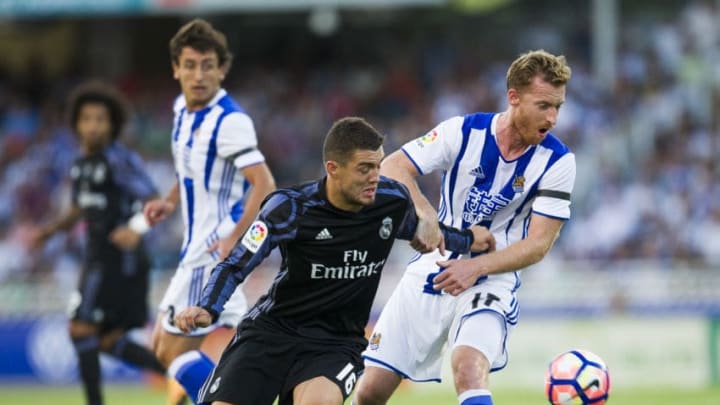 SAN SEBASTIAN, SPAIN - AUGUST 21: Mateo Kovacic of Real Madrid duels for the ball with David Zurutuza of Real Sociedad during the La Liga match between Real Sociedad de Futbol and Real Madrid at Estadio Anoeta on August 21, 2016 in San Sebastian, Spain. (Photo by Juan Manuel Serrano Arce/Getty Images)