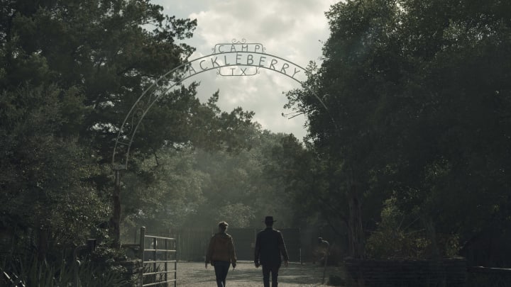 Jenna Elfman as June, Garret Dillahunt as John Dorie – Fear the Walking Dead _ Season 5, Episode 2 – Photo Credit: Ryan Green/AMC