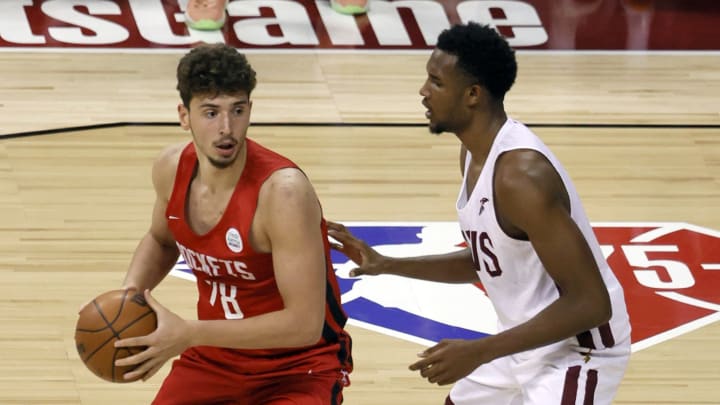 LAS VEGAS, NEVADA – AUGUST 08: Alperen Sengun #28 of the Houston Rockets is guarded by Evan Mobley #4 of the Cleveland Cavaliers during the 2021 NBA Summer League at the Thomas & Mack Center on August 8, 2021 in Las Vegas, Nevada. The Rockets defeated the Cavaliers 84-76. NOTE TO USER: User expressly acknowledges and agrees that, by downloading and or using this photograph, User is consenting to the terms and conditions of the Getty Images License Agreement. (Photo by Ethan Miller/Getty Images)