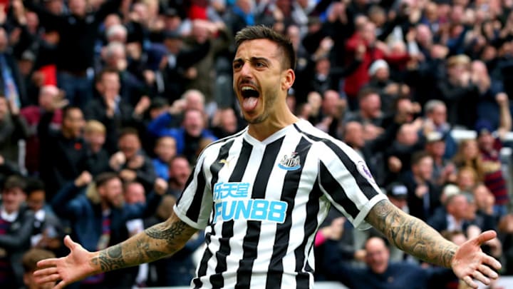 NEWCASTLE UPON TYNE, ENGLAND - AUGUST 26: Joselu of Newcastle United celebrates after scoring his team's first goal during the Premier League match between Newcastle United and Chelsea FC at St. James Park on August 26, 2018 in Newcastle upon Tyne, United Kingdom. (Photo by Alex Livesey/Getty Images)