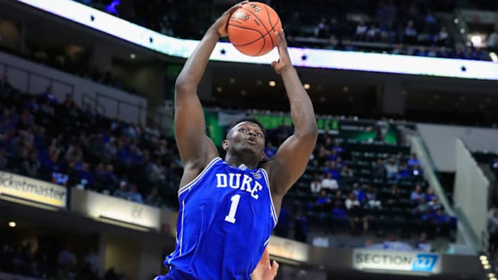 INDIANAPOLIS, IN - NOVEMBER 06: Zion Williamson #1 of the Duke Blue Devils shoots the ball against the kentucky Wildcats during the State Farm Champions Classic at Bankers Life Fieldhouse on November 6, 2018 in Indianapolis, Indiana. (Photo by Andy Lyons/Getty Images)