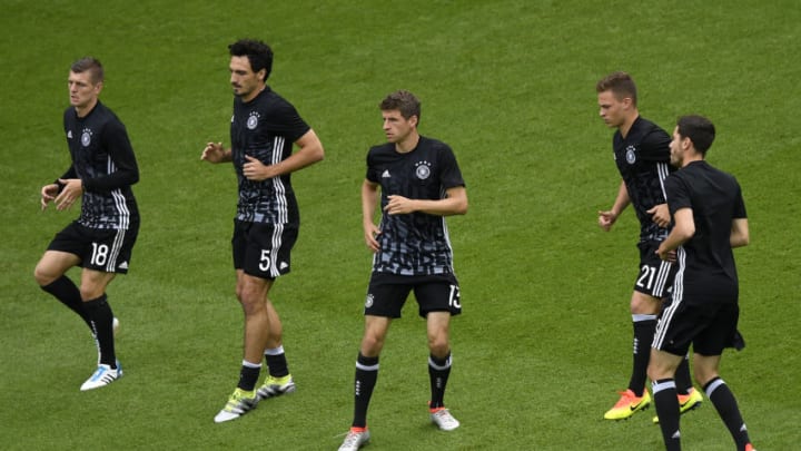 (L-R) Germany's midfielder Toni Kroos, Germany's defender Mats Hummels, Germany's midfielder Thomas Mueller, Germany's midfielder Joshua Kimmich and Germany's defender Jonas Hector warm up prior to the Euro 2016 group C football match between Northern Ireland and Germany at the Parc des Princes stadium in Paris on June 21, 2016. / AFP / MARTIN BUREAU (Photo credit should read MARTIN BUREAU/AFP/Getty Images)