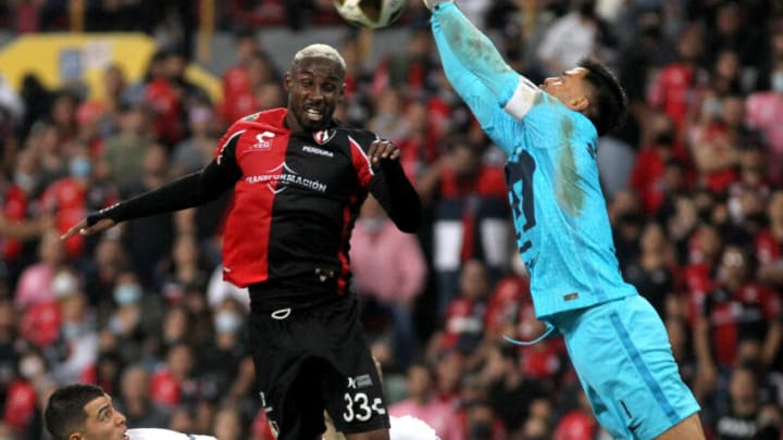 Pumas skipper Alfredo Talavera (right) appears likely to leave the CU at the end of the current season as contract talks have hit an impasse. (Photo by ULISES RUIZ/AFP via Getty Images)