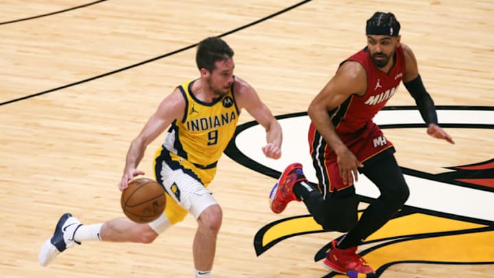 Indiana Pacers guard T.J. McConnell (9) controls the basketball around Miami Heat guard Gabe Vincent (2)(Sam Navarro-USA TODAY Sports)