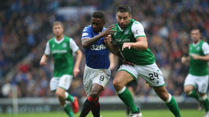 GLASGOW, SCOTLAND - AUGUST 11: Jermain Defoe of Rangers vies with Darren McGregor of Hibernian during the Ladbrokes Premiership match between Rangers and Hibernian at Ibrox Stadium on August 11, 2019 in Glasgow, Scotland. (Photo by Ian MacNicol/Getty Images)