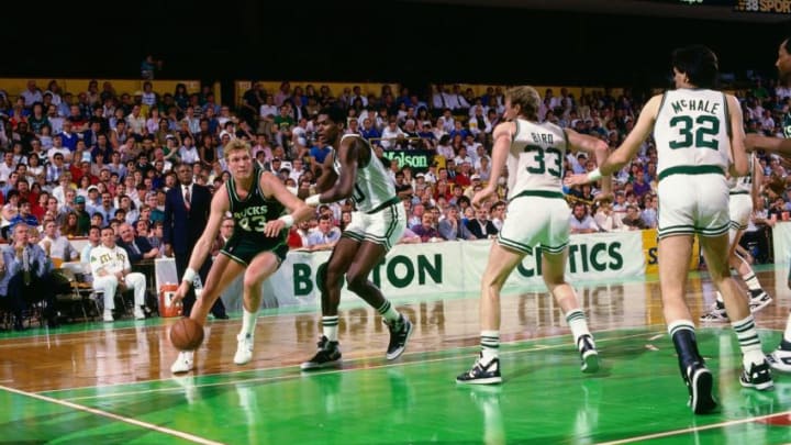 BOSTON - 1987: Jack Sikma #43 of the Milwaukee Bucks drives against Robert Parish #00 of the Boston Celtics during a game played in 1987 at the Boston Garden in Boston, Massachusetts. NOTE TO USER: User expressly acknowledges and agrees that, by downloading and or using this photograph, User is consenting to the terms and conditions of the Getty Images License Agreement. Mandatory Copyright Notice: Copyright 1987 NBAE (Photo by Dick Raphael/NBAE via Getty Images)