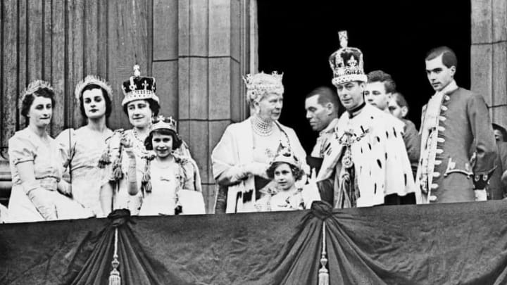 The Queen Elizabeth (3rd-L, future Queen Mother), her daughter Princess Elizabeth (4th-L, future Queen Elizabeth II), Queen Mary (C) , Princess Margaret (5th-L) and the King George VI (R), pose at the balcony of the Buckingham Palace in December 1945.