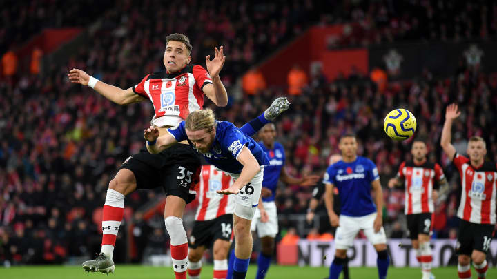 SOUTHAMPTON, ENGLAND – NOVEMBER 09: Jan Bednarek of Southampton competes for a header with Tom Davies of Everton duringthe Premier League match between Southampton FC and Everton FC at St Mary’s Stadium on November 09, 2019 in Southampton, United Kingdom. (Photo by Alex Davidson/Getty Images)