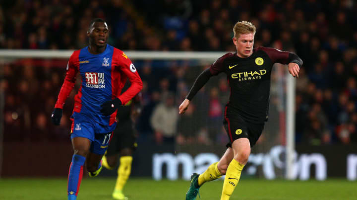 LONDON, ENGLAND - NOVEMBER 19: Kevin DeBruyne (R) of Man City looks to break away from Christian Benteke of Palace during the Premier League match between Crystal Palace and Manchester City at Selhurst Park on November 19, 2016 in London, England. (Photo by Charlie Crowhurst/Getty Images)
