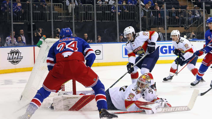 NEW YORK, NEW YORK – NOVEMBER 08: Spencer Knight #30 of the Florida Panthers makes the second period save on Kaapo Kakko #24 of the New York Rangers at Madison Square Garden on November 08, 2021 in New York City. The Rangers defeated the Panthers 4-3. (Photo by Bruce Bennett/Getty Images)