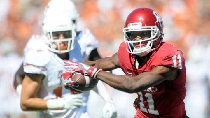 DALLAS, TX – Wide receiver Dede Westbrook #11of the Oklahoma Sooners runs after catching a pass against the Texas Longhorns. (Photo by Jackson Laizure/Getty Images)