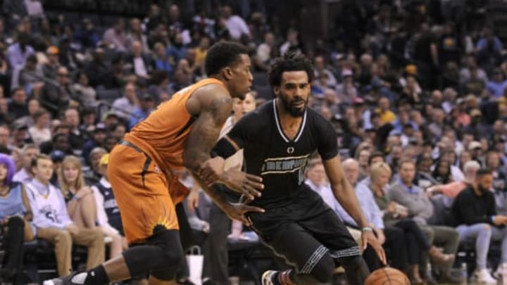 Feb 28, 2017; Memphis, TN, USA; Memphis Grizzlies guard Mike Conley (11) drives to the basket against Phoenix Suns guard Eric Bledsoe (2) during the second half at FedExForum. Memphis Grizzlies defeated the Phoenix Suns 130-112. Mandatory Credit: Justin Ford-USA TODAY Sports
