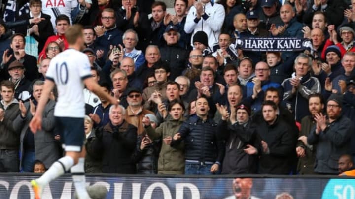 LONDON, ENGLAND – APRIL 10 : A fan holds up a scarf for Harry Kane of Tottenham Hotspur as he walks past during the Barclays Premier League match between Tottenham Hotspur and Manchester United at White Hart Lane on April 10, 2016 in London, England. (Photo by Catherine Ivill – AMA/Getty Images)