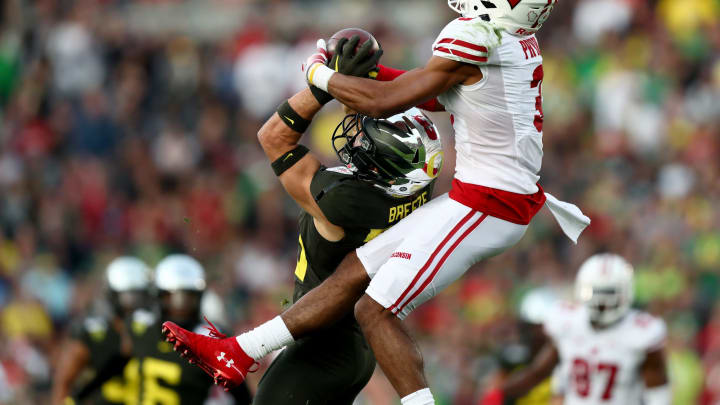 PASADENA, CALIFORNIA – JANUARY 01: Brady Breeze #25 of the Oregon Ducks breaks up a pass intended for Kendric Pryor #3 of the Wisconsin Badgers during the third quarter in the Rose Bowl game presented by Northwestern Mutual at Rose Bowl on January 01, 2020 in Pasadena, California. (Photo by Joe Scarnici/Getty Images)