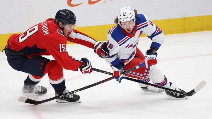 New York Rangers left wing Artemi Panarin (10) battles for the puck i Credit: Geoff Burke-USA TODAY Sports