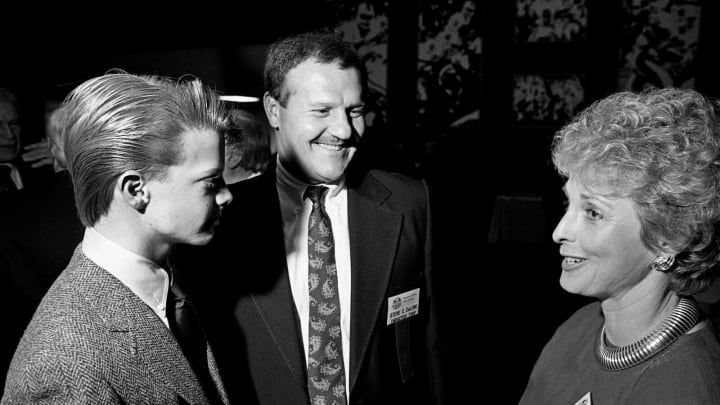 Inductee Steve DeLong, center, shares a moment with Wallene, left, and Dee Dockery during the Tennessee Sports Hall of Fame annual banquet at the Vanderbilt Stadium Club Feb. 17, 1989. Wallene and Dee are the son and wife of the late Memphis State football coach Rex Dockery, who was posthumously inducted into the hall along with the late Tennessee State football coach John Merritt.89then02 042