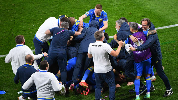 Ukraine’s players celebrate after defeating Sweden. (Photo by ANDY BUCHANAN/POOL/AFP via Getty Images)
