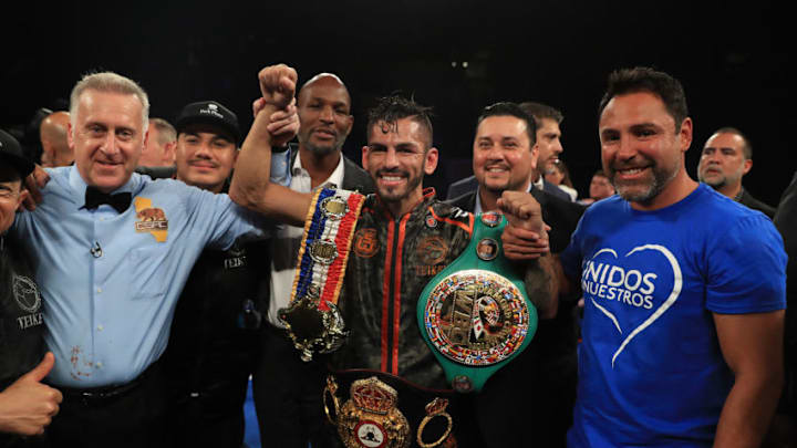 INGLEWOOD, CA - SEPTEMBER 23: (L-R) Referee Jack Reiss, Jorge Linares of Venezuela and Oscar de la Hoya share a picture after Linares defeated by decision Luke Campbell in their WBA lightweight title bout at The Forum on September 23, 2017 in Inglewood, California. (Photo by Sean M. Haffey/Getty Images)