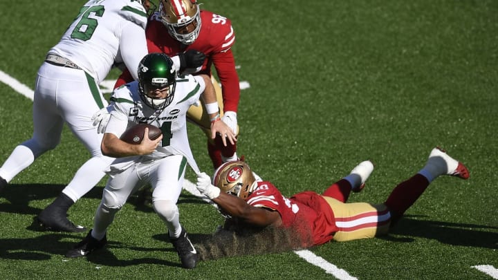 EAST RUTHERFORD, NEW JERSEY – SEPTEMBER 20: Sam Darnold #14 of the New York Jets escapes pressure from Kevin Givens #90 of the San Francisco 49ers during the second half at MetLife Stadium on September 20, 2020 in East Rutherford, New Jersey. (Photo by Sarah Stier/Getty Images)