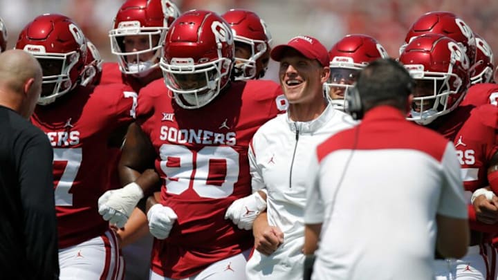 Oklahoma coach Brent Venables locks arms with players before a college football game between the University of Oklahoma Sooners (OU) and the UTEP Miners at Gaylord Family - Oklahoma Memorial Stadium in Norman, Okla., Saturday, Sept. 3, 2022.Ou Vs Utep