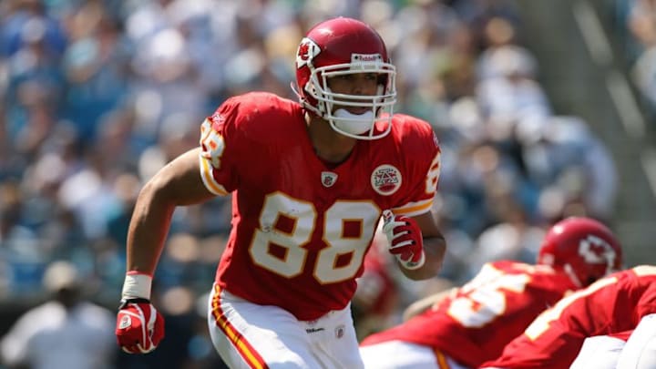 CHARLOTTE, NC - OCTOBER 05: Tony Gonzalez #88 of the Kansas City Chiefs in action during a game against the Carolina Panthers on October 5, 2008 at the Bank of America stadium in Charlotte, North Carolina. (Photo by Sporting News via Getty Images)
