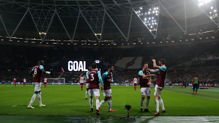 LONDON, ENGLAND - JANUARY 02: General view as Andy Carroll of West Ham United celebrates scoring his sides first goal with his team mates during the Premier League match between West Ham United and West Bromwich Albion at London Stadium on January 2, 2018 in London, England. (Photo by Catherine Ivill/Getty Images)