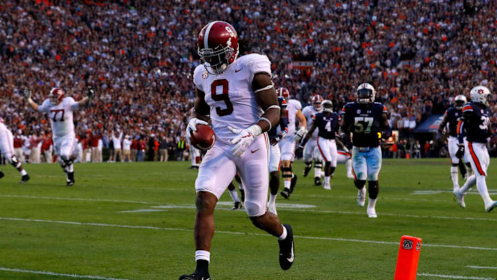 AUBURN, AL – NOVEMBER 25: Bo Scarbrough #9 of the Alabama Crimson Tide rushes for a touchdown during the third quarter against the Auburn Tigers at Jordan Hare Stadium on November 25, 2017 in Auburn, Alabama. (Photo by Kevin C. Cox/Getty Images)