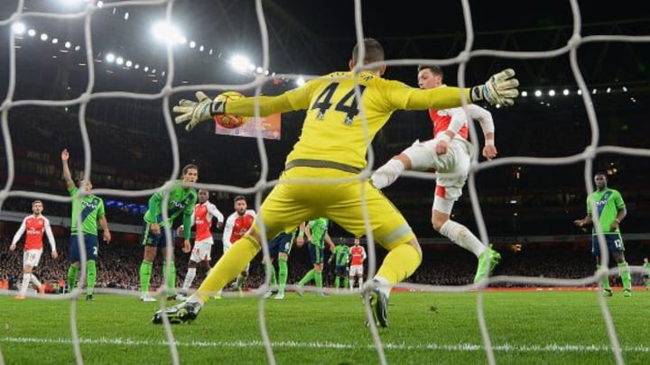 LONDON, ENGLAND – FEBRUARY 02: Fraser Forster of Southampton makes a save a shot by Mesut Ozil of Arsenal during the Barclays Premier League match between Arsenal and Southampton at the Emirates Stadium on February 2, 2016 in London, England. (Photo by Mike Hewitt/Getty Images)