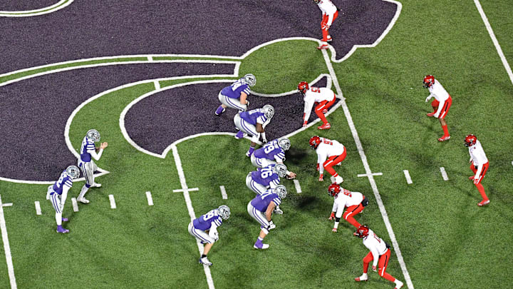 MANHATTAN, KS – NOVEMBER 17: Quarterback Skylar Thompson #10 of the Kansas State Wildcats calls a play in the shotgun during the second half against the Texas Tech Red Raiders at Bill Snyder Family Football Stadium on November 17, 2018 in Manhattan, Kansas. (Photo by Peter G. Aiken/Getty Images)