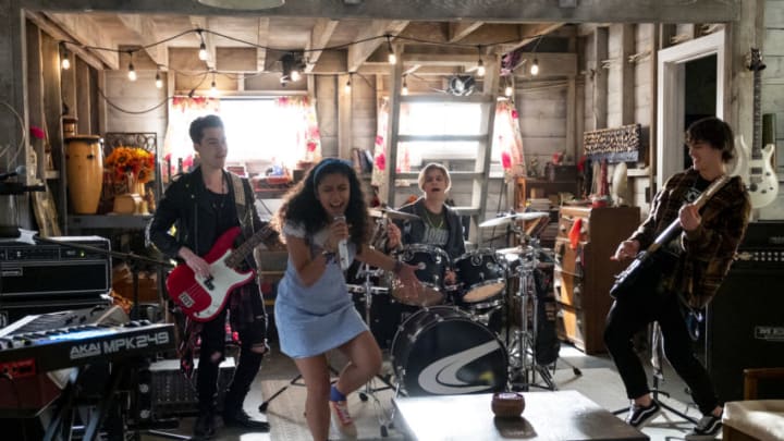 JULIE AND THE PHANTOMS (L to R) JEREMY SHADA as REGGIE, MADISON REYES as JULIE, OWEN JOYNER as ALEX, and CHARLIE GILLESPIE as LUKE in episode 106 of JULIE AND THE PHANTOMS Cr. KAILEY SCHWERMAN/NETFLIX © 2020