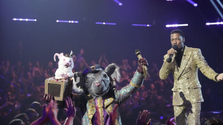 THE MASKED SINGER. L-R: Pi-Rat and Nick Cannon in the “Vegas Night” episode of THE MASKED SINGER airing Wednesday, Sep. 28 (8:00-9:00 PM ET/PT) on FOX. © 2022 FOX Media LLC. CR: Michael Becker / FOX.
