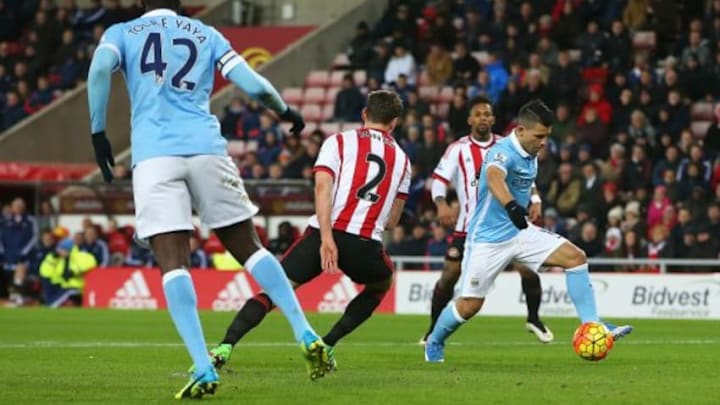 SUNDERLAND, ENGLAND - FEBRUARY 02: Sergio Aguero of Manchester City runs past Billy Jones of Sunderland to score his team's first goal during the Barclays Premier League match between Sunderland and Manchester City at the Stadium of Light on February 2, 2016 in Sunderland, England. (Photo by Ian MacNicol/Getty Images)