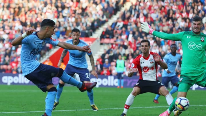 SOUTHAMPTON, ENGLAND - OCTOBER 15: Ayoze Perez of Newcastle United scores their second goal past Fraser Forster of Southampton during the Premier League match between Southampton and Newcastle United at St Mary's Stadium on October 15, 2017 in Southampton, England. (Photo by Clive Rose/Getty Images)