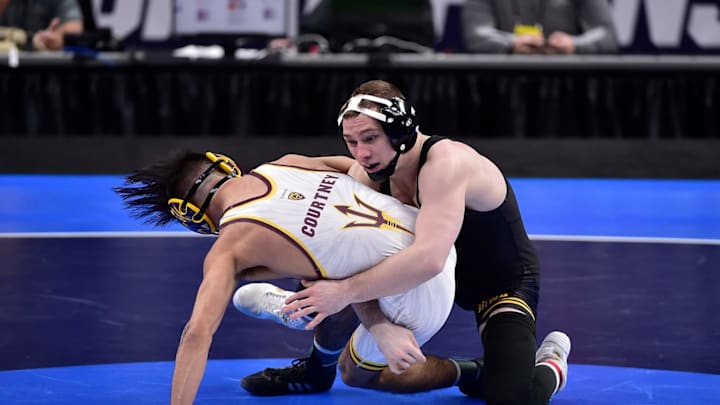 Iowa Hawkeyes wrestler Spencer Lee wrestles Arizona State Sun Devils wrestler Brandon Courtney (Mandatory Credit: Jeff Curry-USA TODAY Sports)