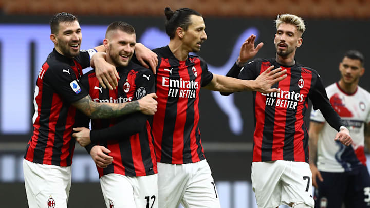 Un abbraccio di gruppo dopo un gol del Milan Un abbraccio di gruppo dopo un gol del Milan