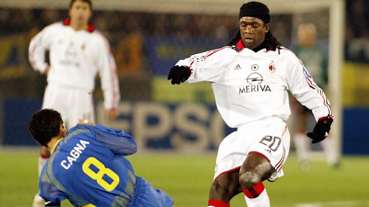 Cagna pelea contra Clarence Seedorf.