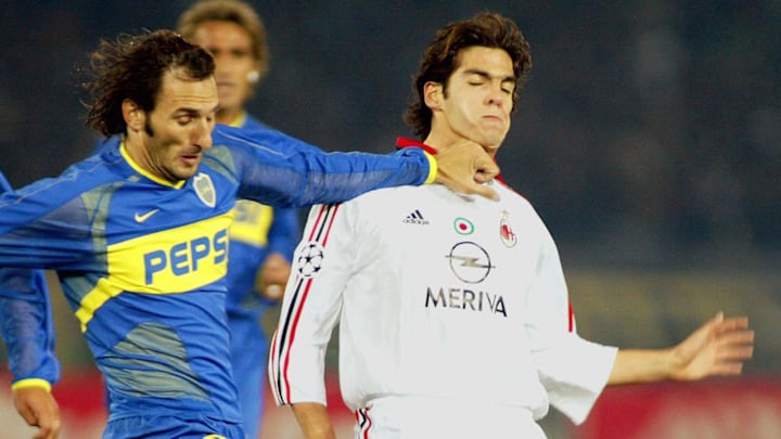 Rolando Schiavi pelea contra Kaka.