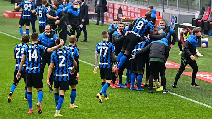 L'Inter festeggia una delle tre reti al Milan 