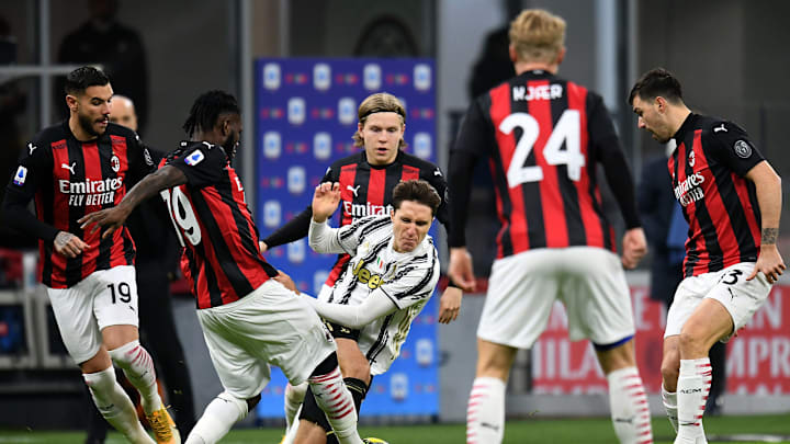 Federico Chiesa dikerubungi pemain Milan. Juventus menang 3-1 di pertandingan ini
