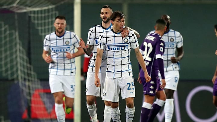 Nicolo Barella (tengah)
