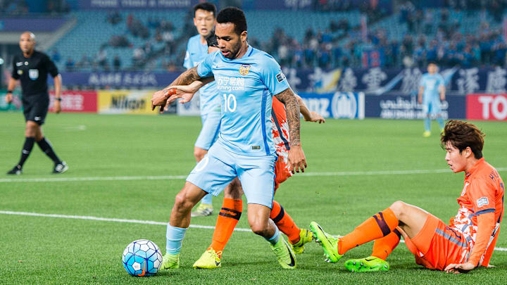 Alex Teixeira rakiplerinden sıyrılıyor. Alex Teixeira rakiplerinden sıyrılıyor.