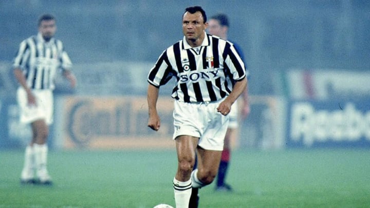 Pietro Vierchowod balle au pied en 1996