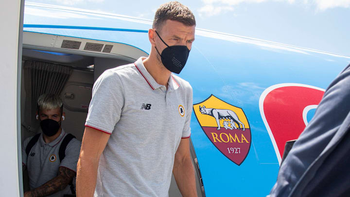 Edin Dzeko uçaktan iniyor. Edin Dzeko uçaktan iniyor.