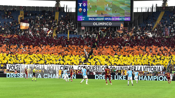La coreografia dei tifosi della Roma nell'ultimo derby