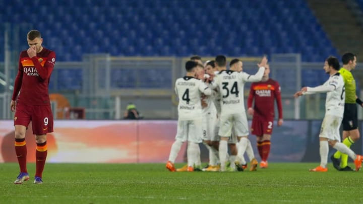 La delusione di Edin Dzeko dopo un gol incassato dallo Spezia in Coppa Italia 