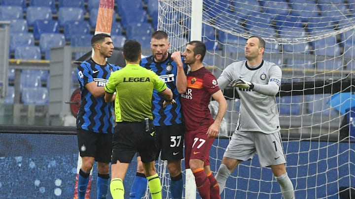 Milan Skriniar beradu argumen dengan wasit